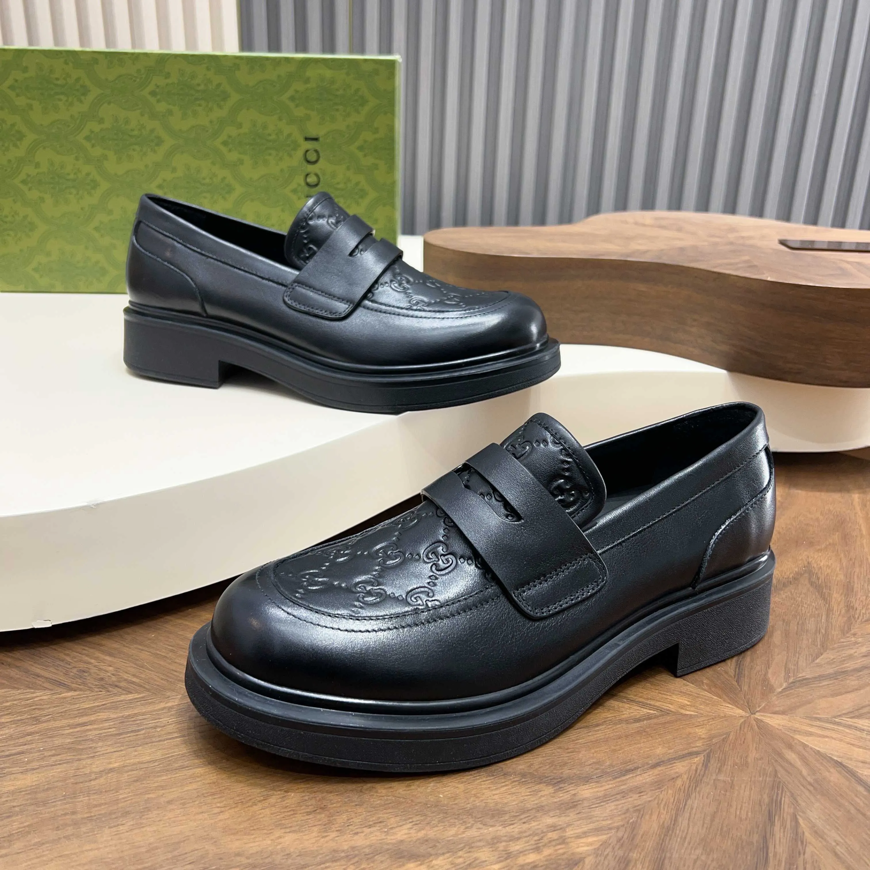 💰780 Gucci/Gucci new men’s lace-up shoes with GG details, matte cow leather derby shoes! The design of this men's lace-up shoe is rooted in the brand's heritage. Crafted from premium waxed cow leather, it is embellished with GG printed embossed suede leather details, a nod to Gucci's iconic monogram. The rubber sole decorated with GG pattern adds a touch of modern fashion to this design. Typical three-joint style design. European and American classic version, full calfskin lining. The overall upper texture is soft and the lining is comfortable and breathable. 2CM thickened soft rubber sole, easy to control. Versatile and stylish upper foot, multiple colors available to meet different matching needs, complete package! Size: 39-40-41-42-43-44 leather shoe size (38.45.46 can be customized)